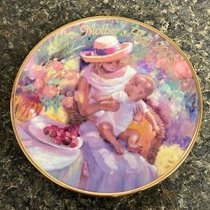 3/$15 ❤️ 2/4  Avon Mother’s Day plate 2005 trimmed in 22k gold